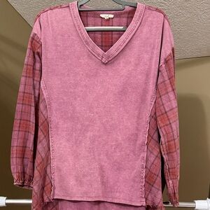 Women's V-Neck Mixed-Media Top in Dusty Rose